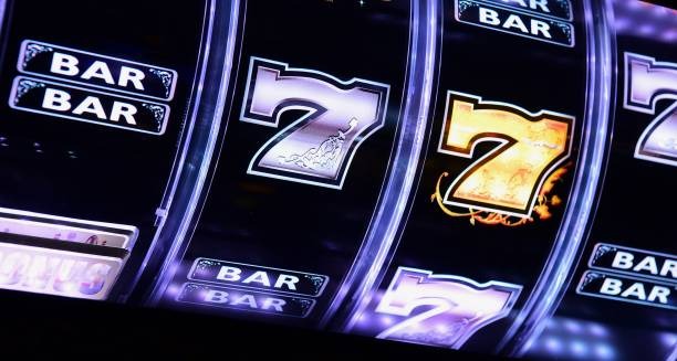cuantoto mobile app showing live dealer blackjack and slot games